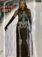 Costume gardienne de cimetière avec robe et cape