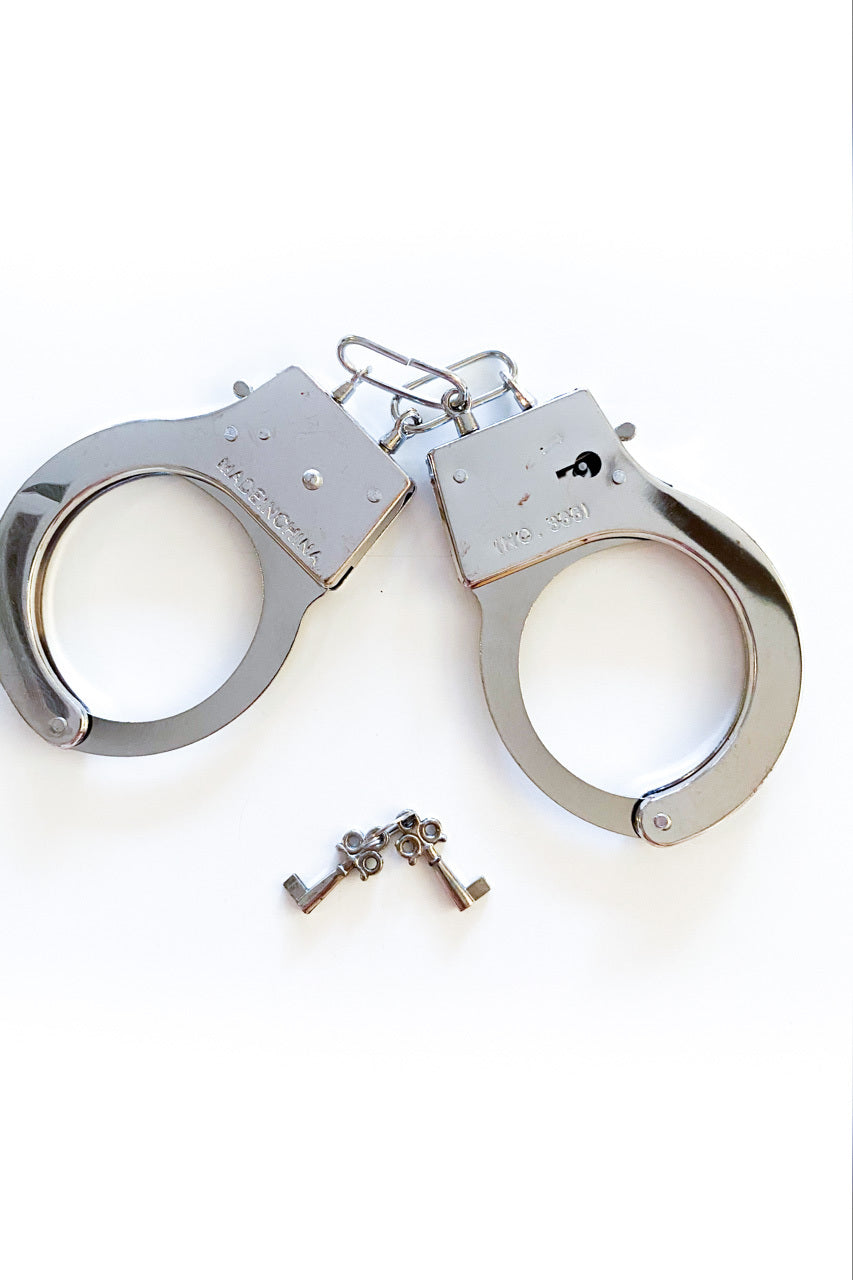 Menottes jouets argentées pour costume policier – Image 2