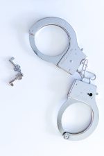 Menottes jouets argentées pour costume policier