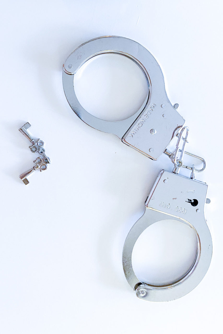 Menottes jouets argentées pour costume policier