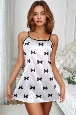 Chemise lingerie satin blanche à nœuds noirs