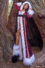 Manteau-robe bordeaux en velours avec fausse fourrure