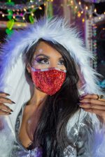 Masque à sequins pailletés avec finitions contrastées