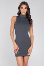 Robe côtelée col roulé courte