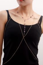 Chaine de corps en X drapée à breloques