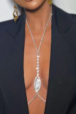 Harnais corporel orné de gemmes