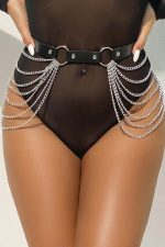 Ceinture en simili cuir cloutée avec chaînes métalliques