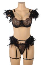 Ensemble lingerie dentelle, plumes et chaînes
