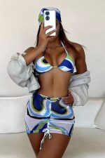 Bikini bleu imprimé tourbillon et jupe froncée
