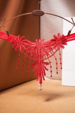 String brodé à franges perlées