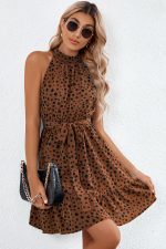 Robe à motif col montant ceinturée et volantée