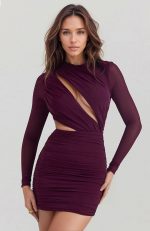 Robe courte violette cintrée à découpes