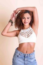 Crop top en dentelle crochet col montant